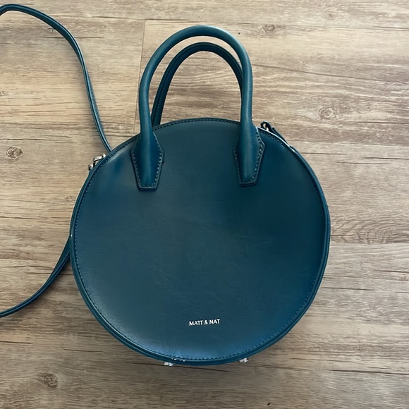 Matt & Nat Retro Teal Circular Vegan Leather Crossbody Bag - Picture 4 of 12